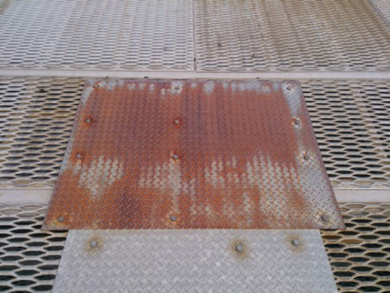 画像：錆びついた床面