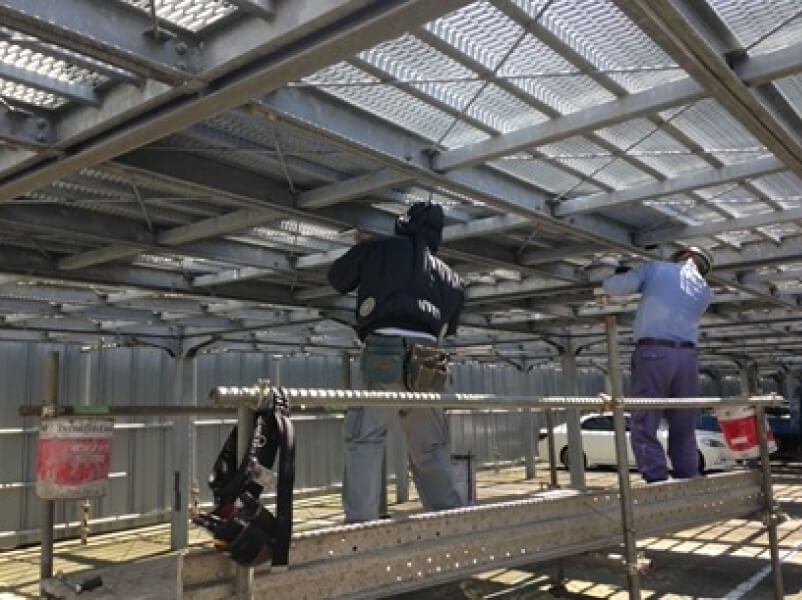 画像：自走式駐車場を点検している様子