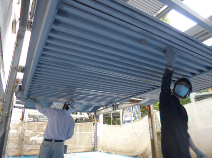 画像：塗装している様子